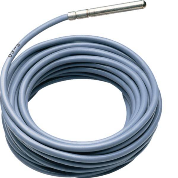 Aufgerolltes graues Kabel mit einem Metallsteckerende, gezeigt auf einfachem weißem Hintergrund.