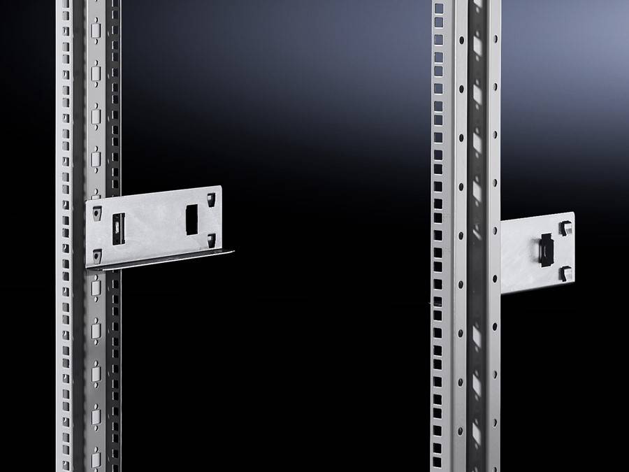 Nahaufnahme einer industriellen Metallstruktur mit Trägern und vertikalen Stützen, was das Innere eines Gestells oder einer Einhausung andeutet.