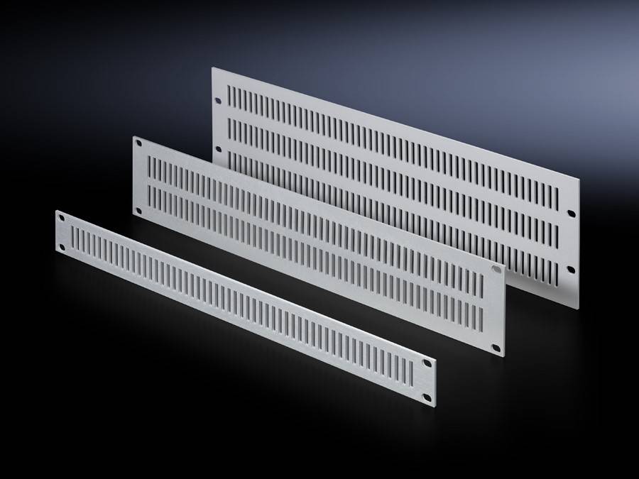 Drei Metallentlüftungsblenden unterschiedlicher Größe mit vertikalen Schlitzen, auf einer schwarzen Oberfläche angeordnet.