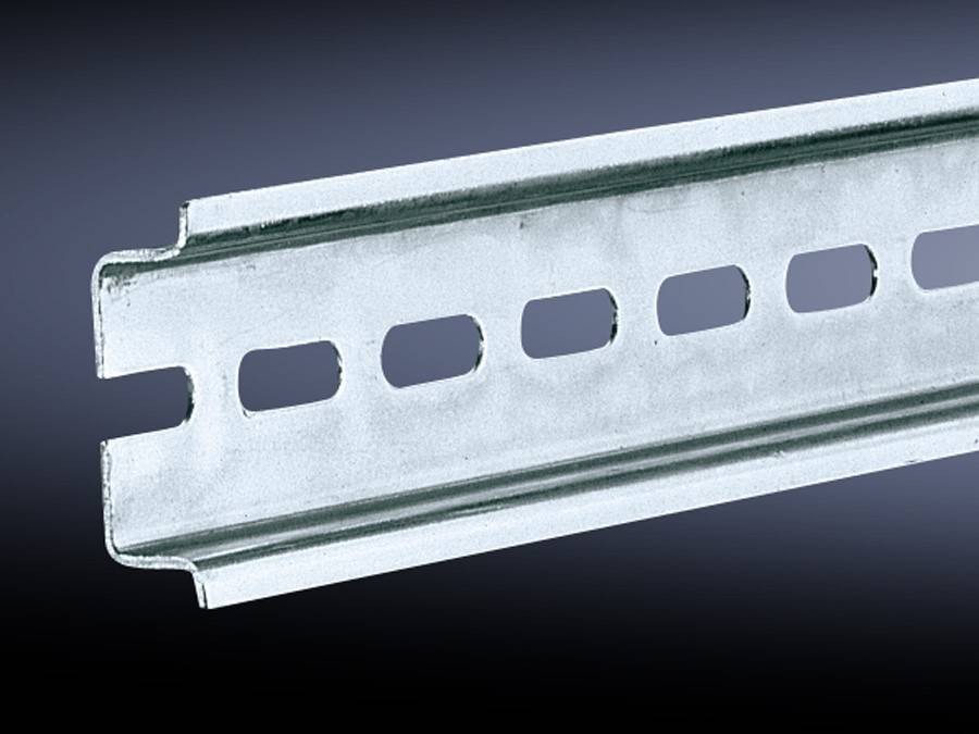 Ein Metalltragrohrkanal mit gleichmäßig angeordneten rechteckigen Löchern, der zum Montieren, Abstützen und Verbinden von Lasten in Baustrukturen verwendet wird.