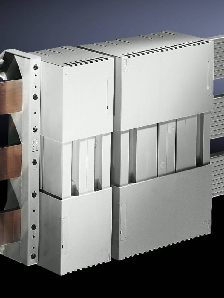Metallische elektrische Sammelschienentrassenleitung mit grauem Schutzgehäuse, versehen mit vertikalen Schlitzen und sichtbaren Kupferleitern auf der linken Seite.