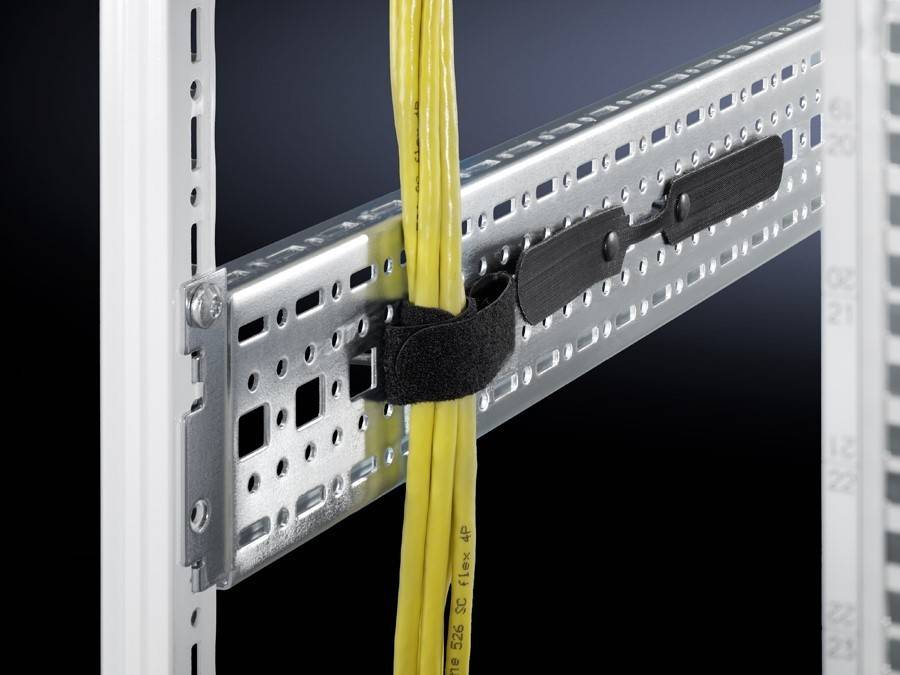Eine Metallkabelhalterung befestigt mehrere gelbe Kabel vertikal und verwendet einen schwarzen Spannriemen zur Organisation und Stabilisierung im Infrastrukturaufbau.