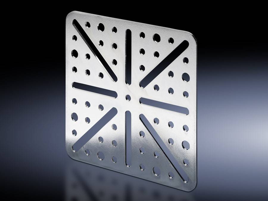 Quadratische Metallplatte mit symmetrischen Löchern und Schlitzen, die ein sternförmiges Muster bilden. Reflektierende Oberfläche auf einem Verlaufshintergrund.