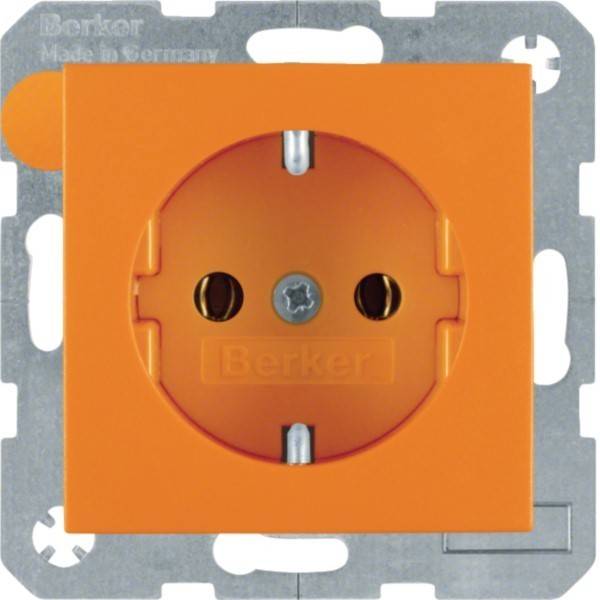 Orangefarbene Berker Steckdose mit Metallmontagrahmen, Vorderansicht
