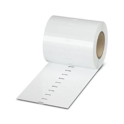 Rolle mit weißen Etiketten zum Eigenmarkenbranding mit perforierten Etiketten auf einem Trägerstreifen, teilweise abgerollt auf einem einfachen weißen Hintergrund gezeigt.