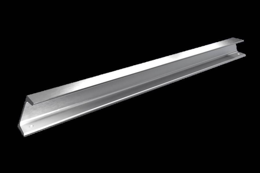 Eine lange, silberne metallische Schiene vor einem schwarzen Hintergrund.