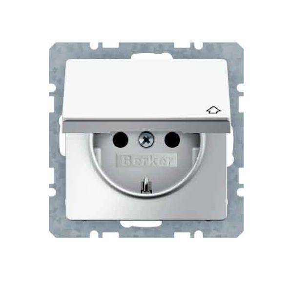 Weiße elektrische Wandsteckdose mit Schutzvorrichtung auf einem metallenen Montagecrahmen, frontal vor einfarbigem Hintergrund dargestellt.