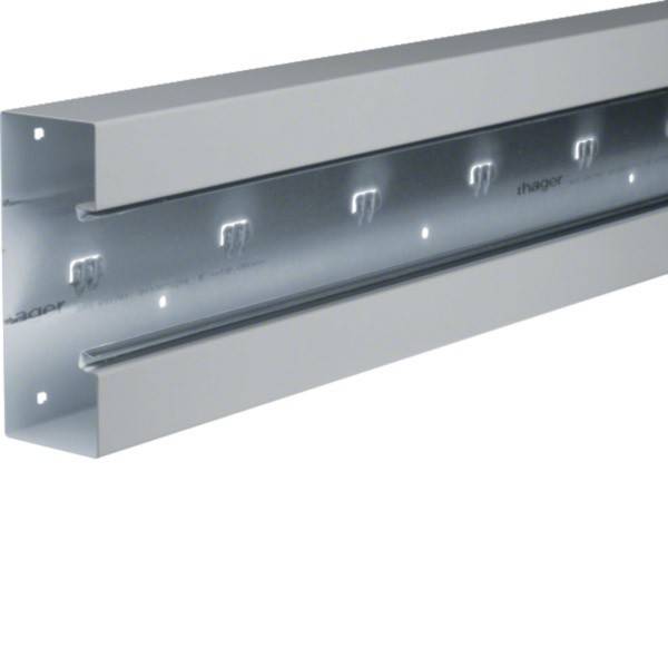 Metallgestell zur Montage von elektronischen Geräten oder Paneelen, ausgestattet mit vorgebohren Löchern für einfache Installation. Hergestellt aus robustem Stahl.