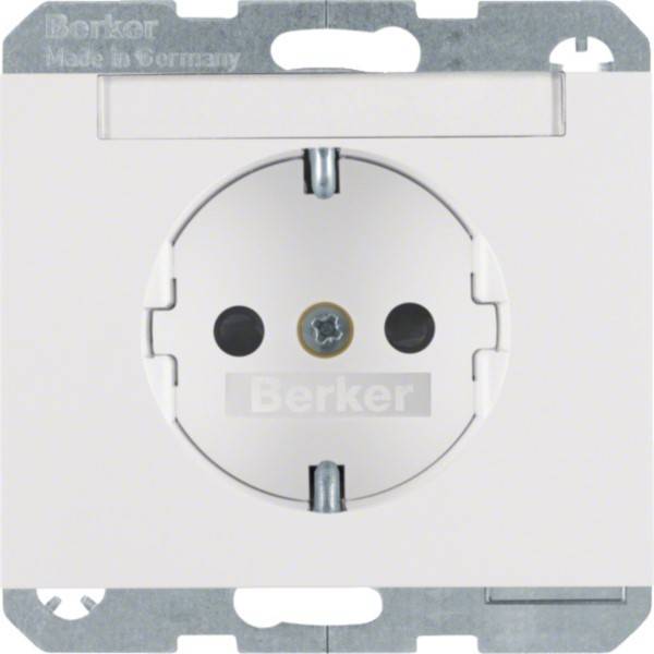 Weiße Berker Steckdose mit Rundstecker und zentralem Erdungskontakt auf einem Metallmontageschienensystem.