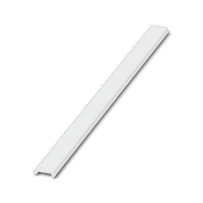 Weiße Kunststoffleiste oder Abdeckstreifen diagonal auf einfachem weißem Hintergrund dargestellt.