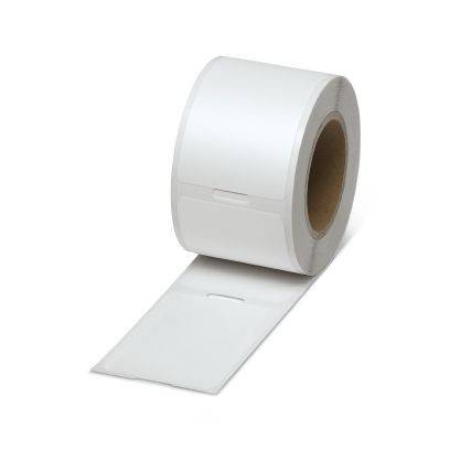 Rolle mit blanken weißen Klebeetiketten mit einem abgelösten Etikett auf weißem Hintergrund.