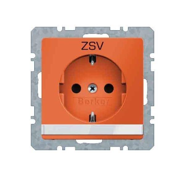 Orange versteckte Steckdose mit der Bezeichnung „ZSV" in einem metallischen Montagerad auf weißem Hintergrund.