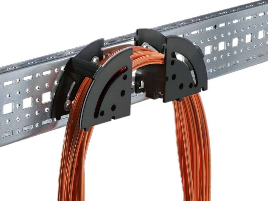 Kabelbefestigungsclips organisieren mehrere orangefarbene Kabel sicher entlang eines Metallrahmens.