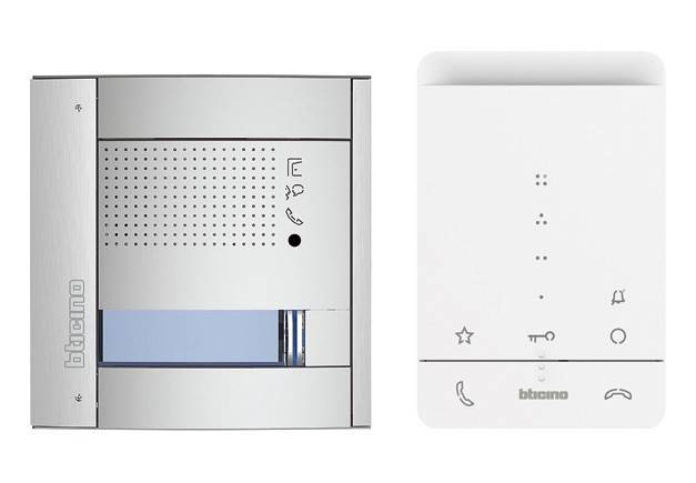 Zwei Gegensprechanlagen mit Bedienungstasten; links mit Lautsprechergitter, rechts mit Symbolen für Anruf, Schloss und Stern.