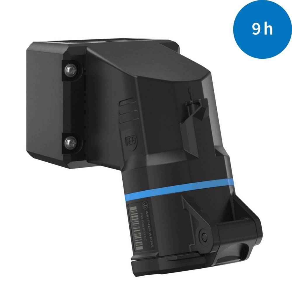 Ein schwarzer, eckiger elektrischer Fahrzeugladegerät mit blauer Hervorhebung, von der Seite gezeigt. Ein blauer Kreis in der Ecke zeigt '9h'.