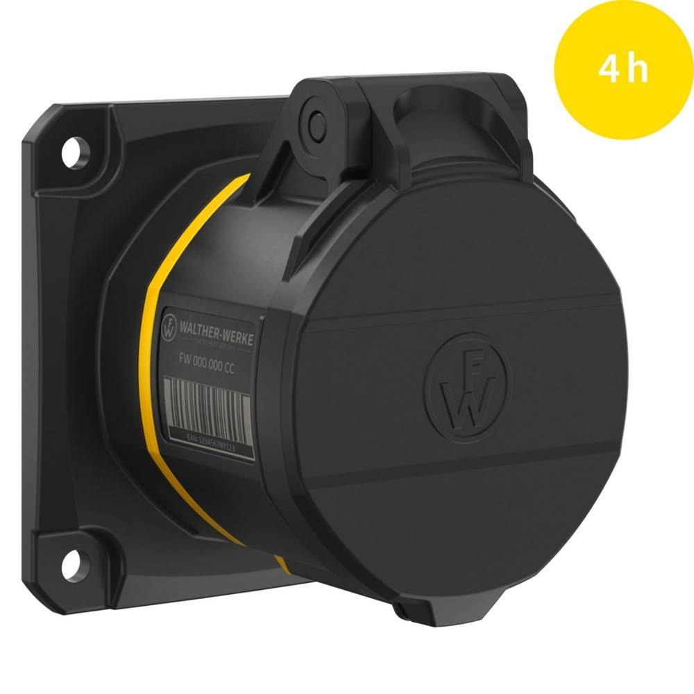 Schwarze industrielle Steckdose, an einer Wand montiert, mit einer gelben '4h'-Beschriftung, die die Verwendung für vier Stunden anzeigt.