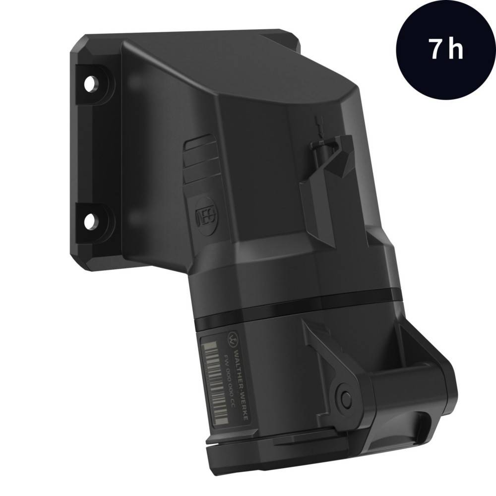 Ein schwarzes, wandmontiertes Ladegerät ist zu sehen, das in der Ecke ein digitales Display mit der Anzeige '7h' aufweist, was auf eine Ladezeit von 7 Stunden hindeutet.