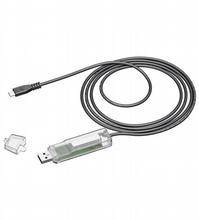 Aufgerolltes USB-Kabel mit USB-A-Stecker und kleinem Adapterstecker, gezeigt auf weißem Hintergrund.