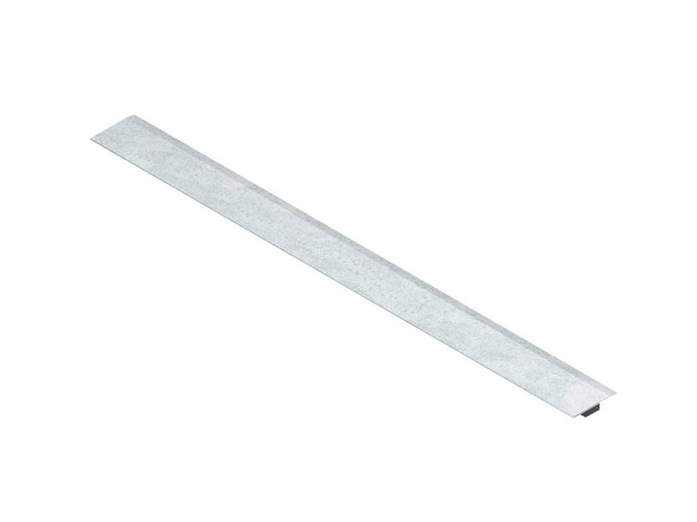 Ein silberner Metallmaßstab mit deutlichen Markierungen zum Messen, der in einem leichten Winkel vor einem weißen Hintergrund gezeigt wird.