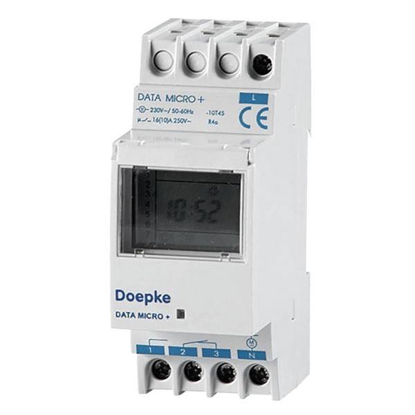 Ein weißes elektronisches Gerät mit der Beschriftung 'Doepke DATA MICRO +' und einem digitalen Display, das '10:52' zeigt. Es verfügt über mehrere Anschlüsse für Verbindungen.