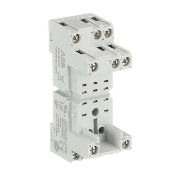 Ein weißer elektrischer Schütz mit mehreren Schraubklemmen, die mit A1, A2, NO und NC beschriftet sind, der zur Steuerung von Stromkreisen verwendet wird.