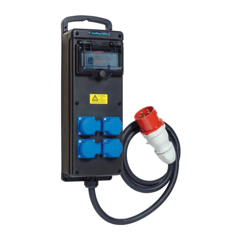 Eine mobile Stromverteilungseinheit mit vier blauen Steckdosen und einem roten industriellen Stecker, untergebracht in einem schwarzen Gehäuse.