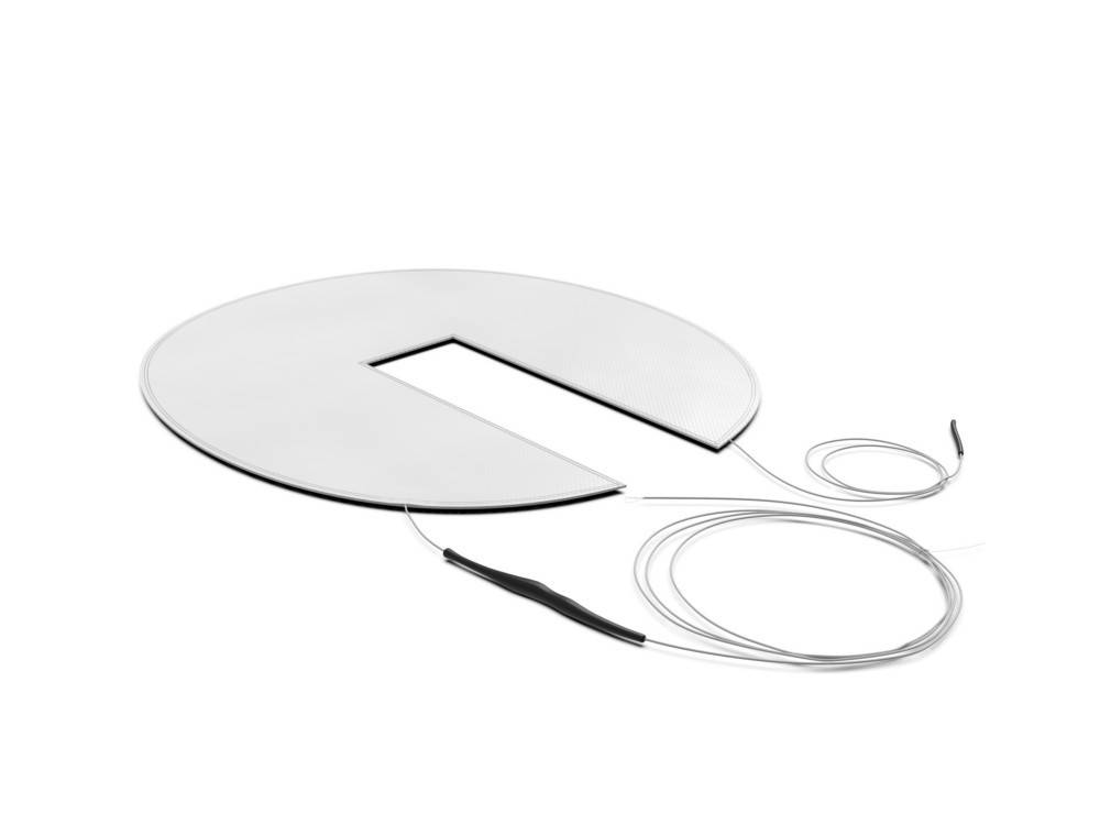 Ein weißes, kreisförmiges Ladepad mit einem fehlenden Segment, begleitet von einem Kabel, entwickelt zum kabellosen Laden von elektronischen Geräten.