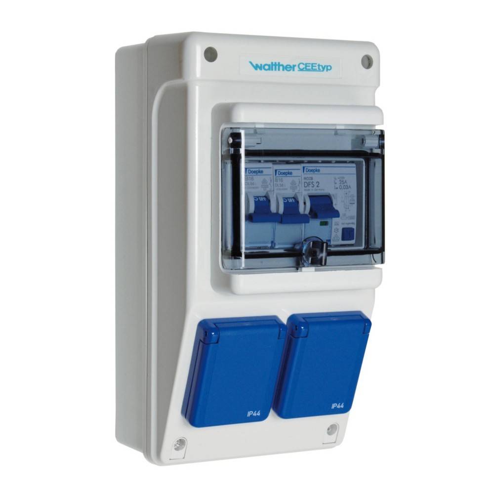 Weißes Elektroverteilerkästen mit transparentem Deckel, der blaue Sicherungsautomaten mit der Beschriftung '32A' zeigt, darunter zwei blaue Steckdosen mit der Schutzart 'IP44'.