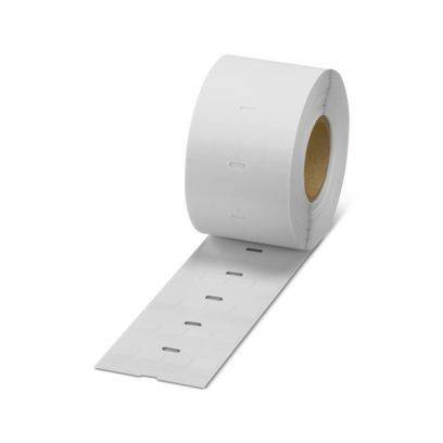 Große Rolle weißer Klebeetiketten mit perforierten rechteckigen Etiketten, die sich von der Rolle auf einfachem weißem Hintergrund erstrecken.
