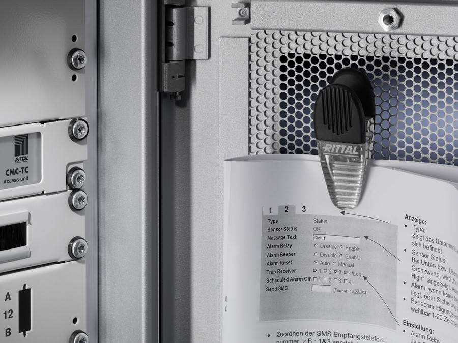 Eine Metalltür eines Schranks ist leicht geöffnet und zeigt ein Anzeigepanel mit angebrachtem Schloss. Die Anzeige listet Details zum Sensorstatus auf.