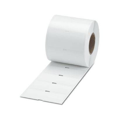 Eine große Rolle weißer Klebeetiketten oder Klebeband mit vorgestanzten rechteckigen Abschnitten, teilweise auf einem einfachen weißen Hintergrund abgerollt.