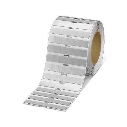Rolle mit leeren weißen Klebeetiketten auf einer Spule