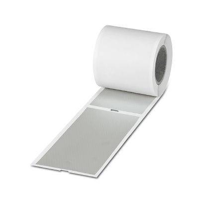 Rolle aus selbstklebender silberfarbener Bodenmaterial- oder Klebebandmaterial, das sich auf weißem Hintergrund abwickelt.