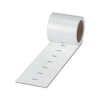 Rolle mit blanken selbstklebenden Etiketten mit perforierten Blättern, die sich auf weißem Hintergrund nach außen erstrecken.