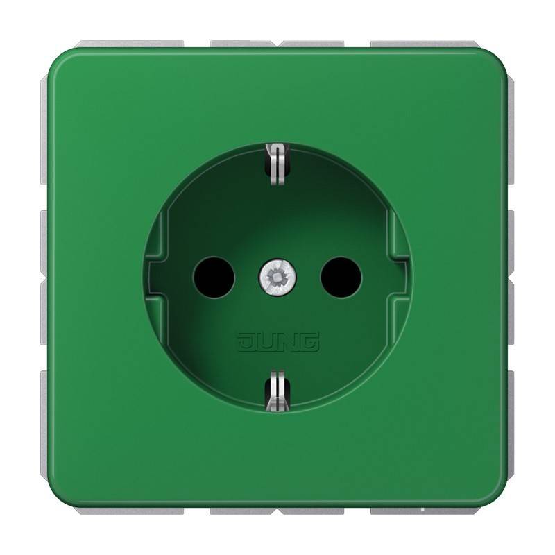 Grüne elektrische Wandsteckdose mit zwei runden Steckerlöchern und Erdungskontakt, zentriert auf einer quadratischen Abdeckplatte.