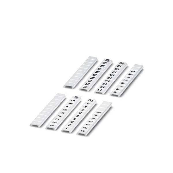 Weiße Streifen mit schwarzen alphanumerischen Markierungen, in Reihen angeordnet, auf einem schlichten weißen Hintergrund, wahrscheinlich zur Beschriftung oder Organisation verwendet.