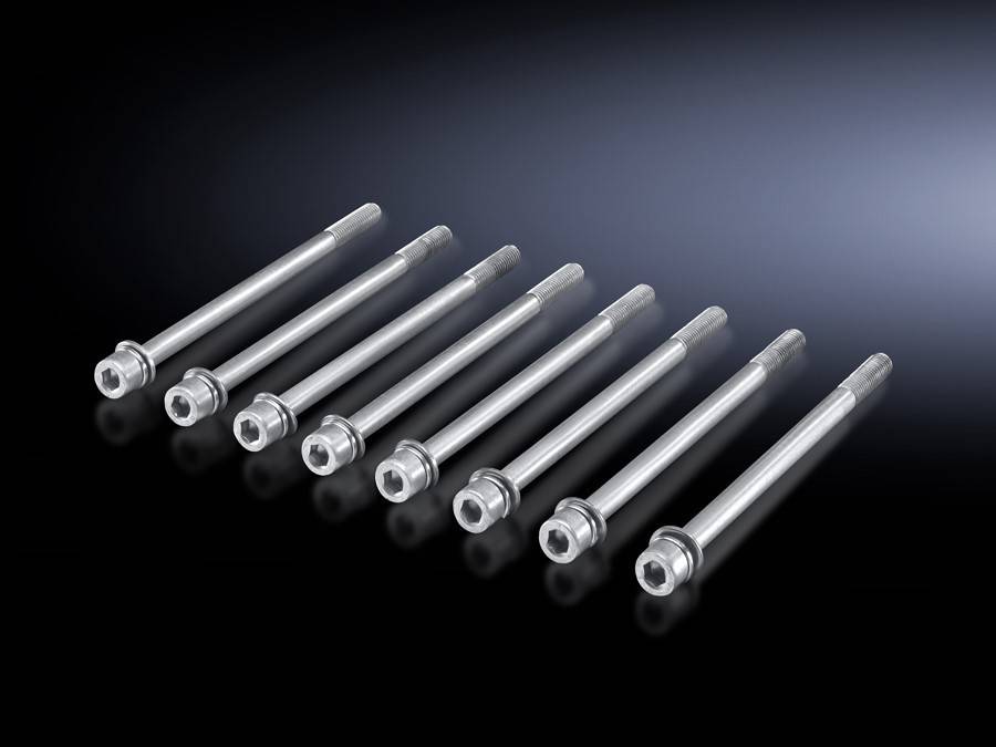 Eine Gruppe von acht metallischen Schrauben, horizontal ausgerichtet auf einer reflektierenden schwarzen Oberfläche, die allmählich von Licht zu Schatten übergeht.