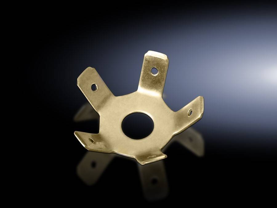 Eine metallische, sternförmige Klammer mit fünf abgewinkelten Armen und einer zentralen kreisrunden Öffnung, die vor einem schwarzen Hintergrund präsentiert wird.
