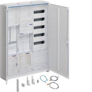 Ein offener Elektroschrank mit verschiedenen modularen Schlitzen, Fächern und Verkabelungskomponenten, von denen einige in der Nähe angeordnet sind.