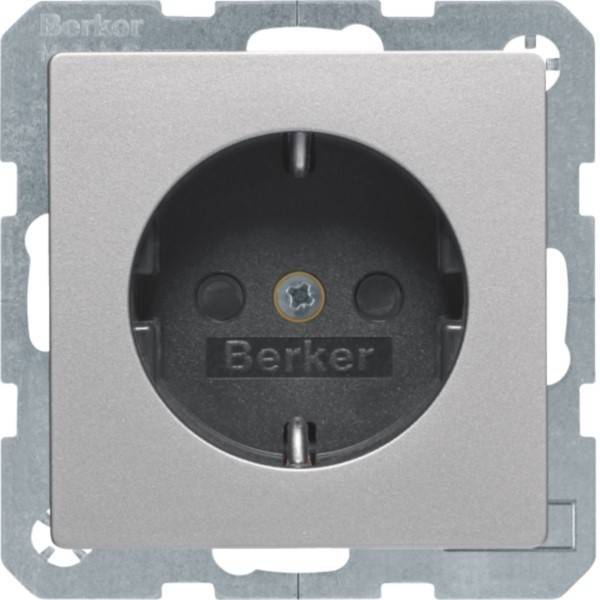 Nahaufnahme einer Berker-Steckdose mit silberfarbener quadratischer Blende und dunkler runder Steckdosenöffnung.