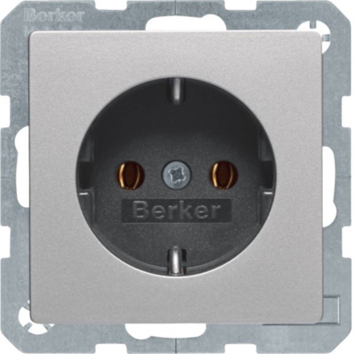 Silber-Berker Elektrosteckdose mit rundem versenktem Steckeröffnung und zentraler Schraube, Frontansicht auf Montagelrahmen dargestellt.