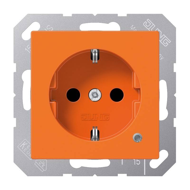 Oranges elektrisches Wandsteckdosen-Socket mit zwei runden Löchern und Erdungskontakten auf einem Metallmontagenrahmen.