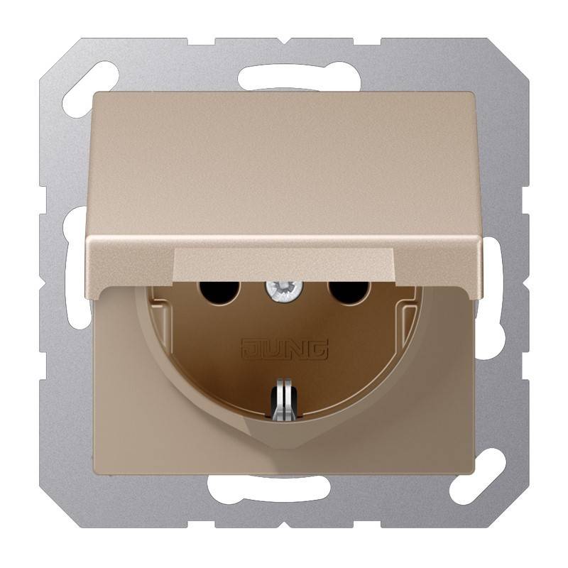 Beige Steckdose mit Schutzabdeckung auf einem Metallmontagrahmen, Frontansicht dargestellt.