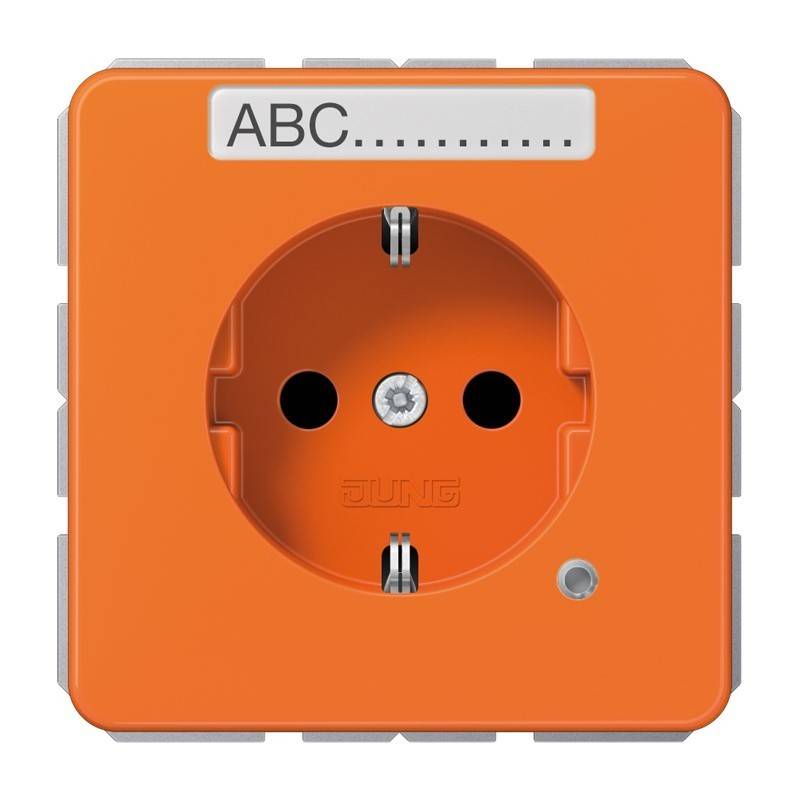 Orange Steckdose für die Wand mit einer Beschriftung „ABC..........