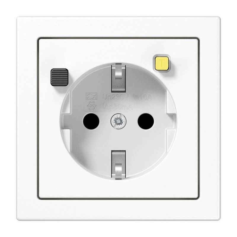 Weiße Wandsteckdose mit rundem europäischem Stecker, zwei runden Löchern, Erdungskontakten und kleinem gelbem Sicherheitsknopf