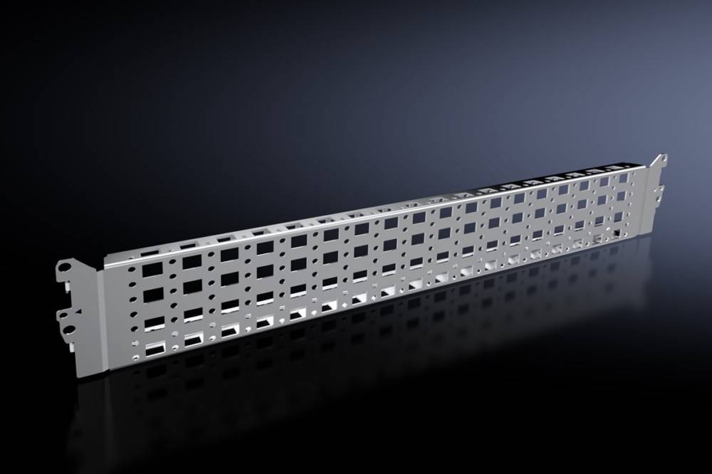 Ein langer, gelochter Metallstreifen mit gleichmäßig verteilten rechteckigen Öffnungen vor einem dunklen Verlaufshintergrund, der industrielle Verwendung andeutet.