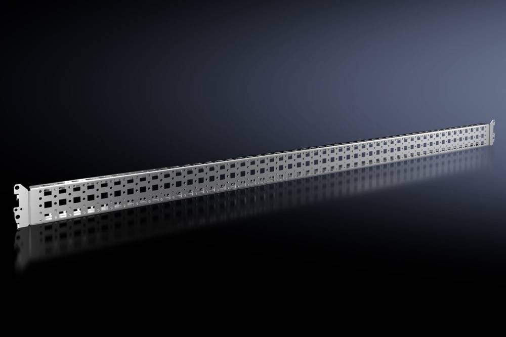 Ein langer, gelochter Metallträger mit Gittermuster vor einem dunklen Verlaufshintergrund, der ein Gefühl von Präzision und Ingenieurskunst vermittelt.