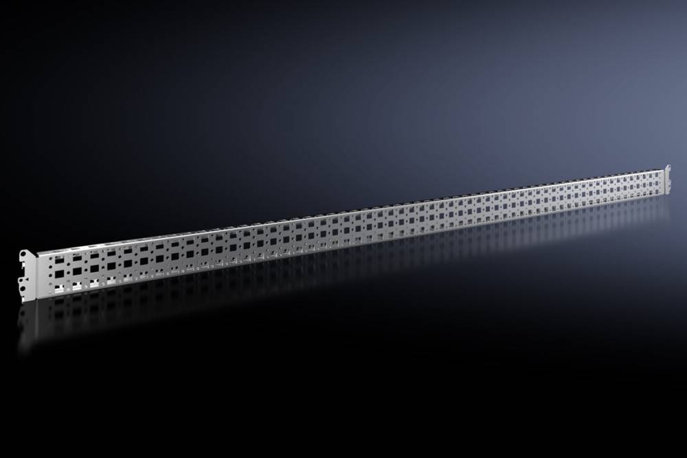 Ein langer, silberner Aluminiumkanal mit mehreren gleichmäßig verteilten Löchern lehnt an einem dunklen Hintergrund und präsentiert seine lineare Struktur und sein Material.