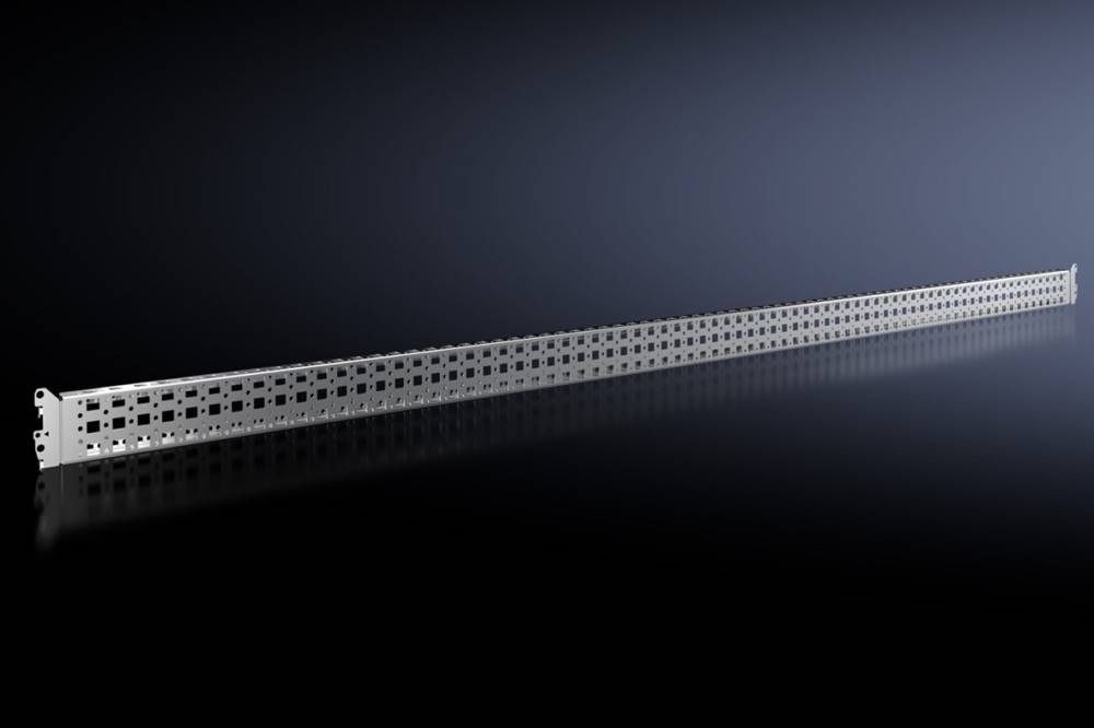 Eine dunkle, reflektierende Oberfläche mit einem langen, perforierten Metallstreifen, der sich horizontal in der Mitte erstreckt, vor einem Verlaufshintergrund.