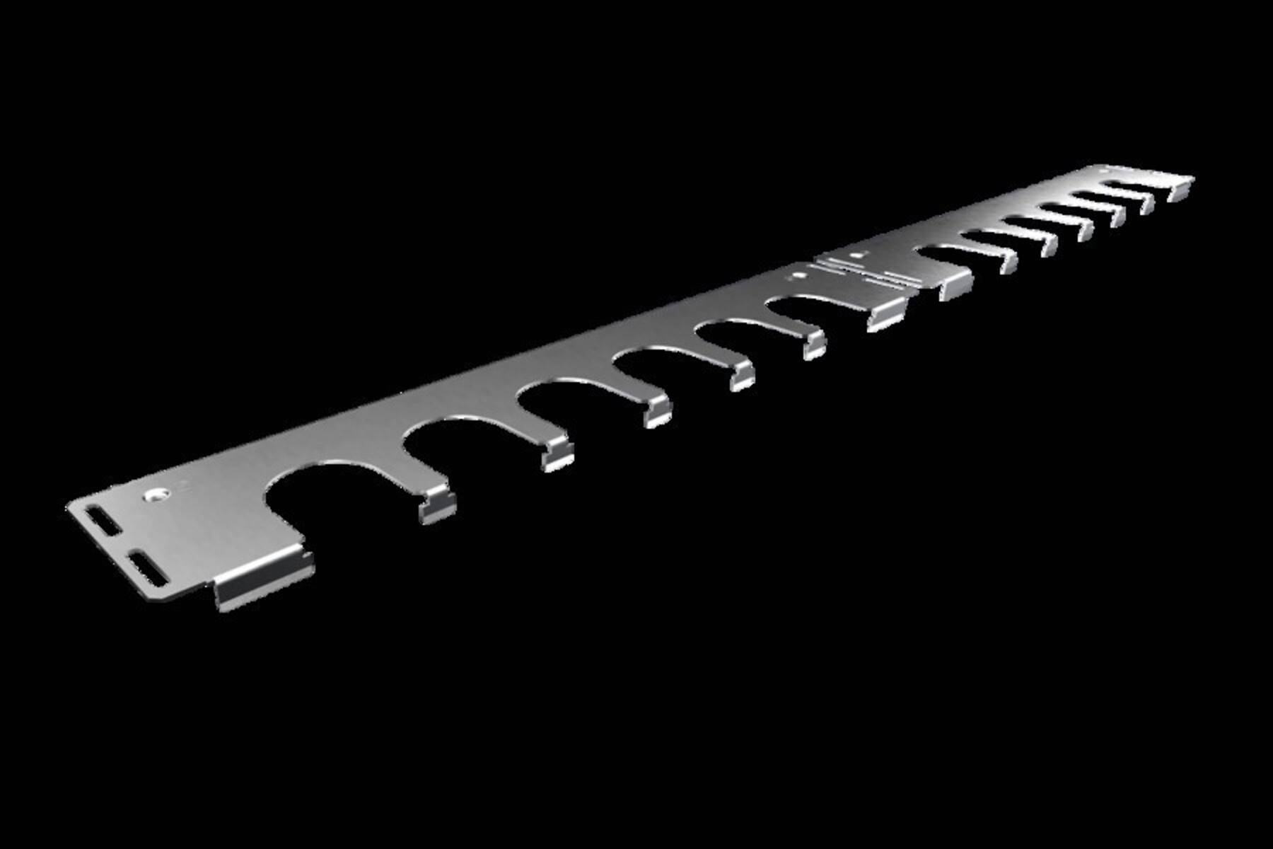 Langer silberfarbener Metallstreifen in Kammform mit wiederholten U-förmigen Ausschnitten und Befestigungslöchern, isoliert auf schwarzem Hintergrund dargestellt.